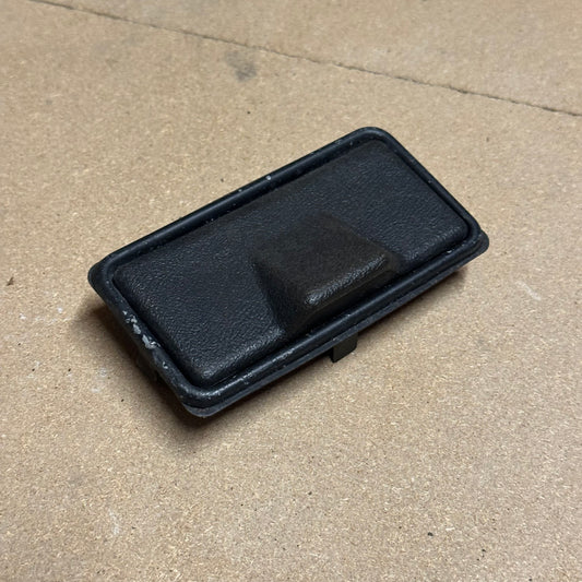 ASHTRAY DASH AND RETAINER
