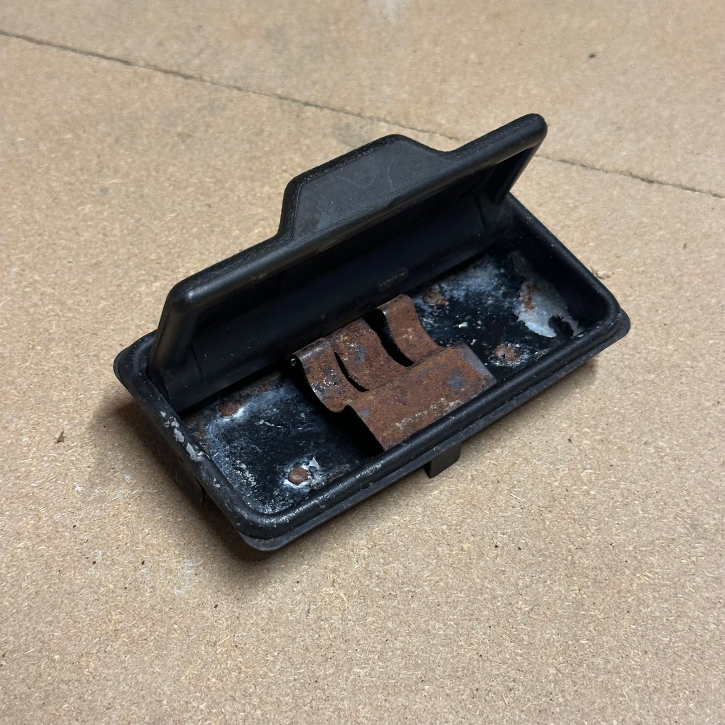 ASHTRAY DASH AND RETAINER