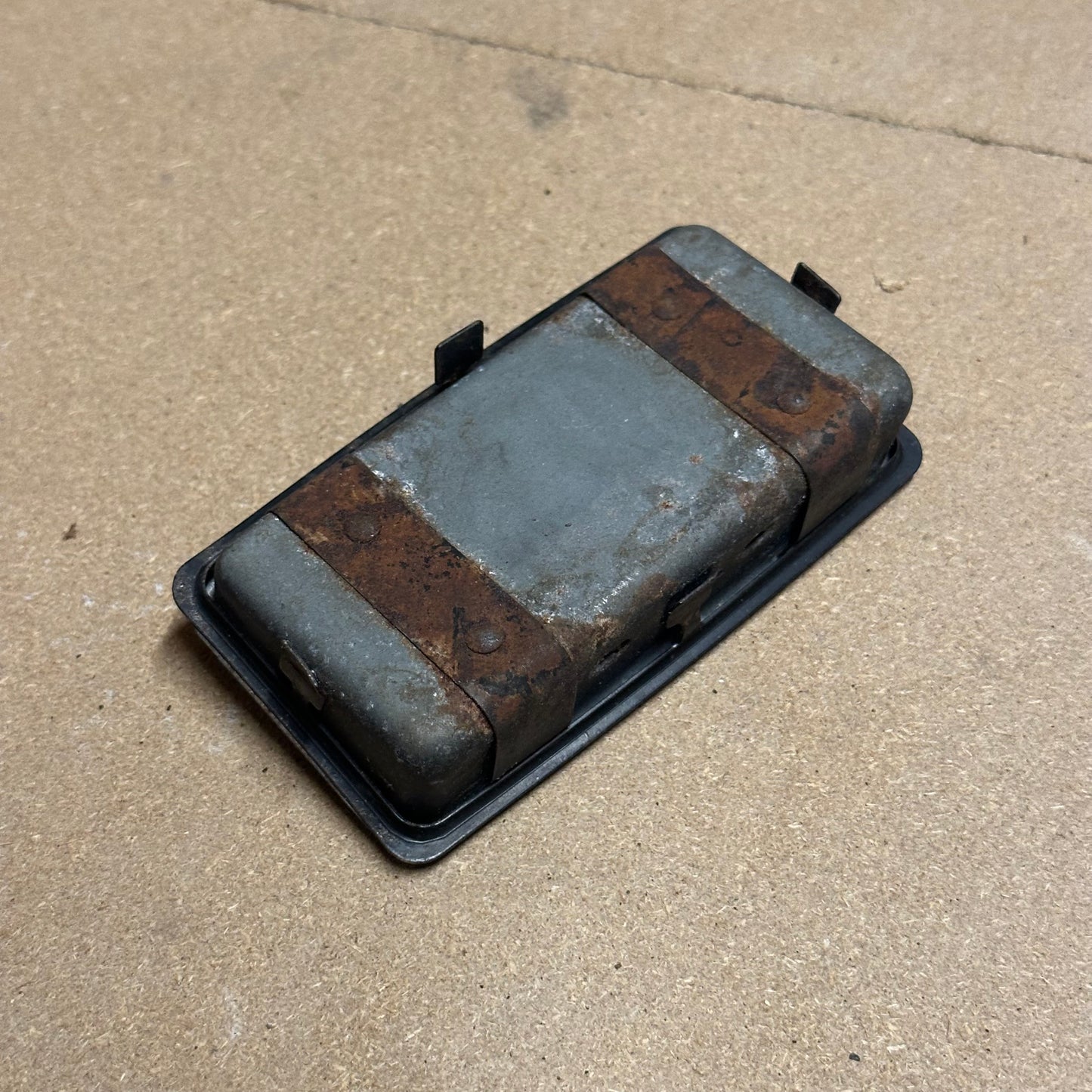 ASHTRAY DASH AND RETAINER